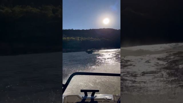 В ВОЛНУ! Красиво #shorts #лодка #boat #fishing #катер #опасность #рыбалка #топ #automobile