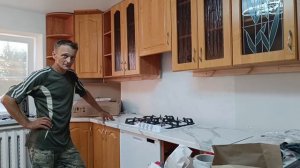 Устанавливаем столешницу.Строим пропалываем, рассаживаем.Деревенская жизнь.Вика нашла себе любимчика