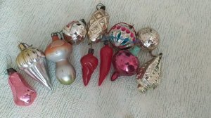 Посылка с винтажными елочными украшениями.