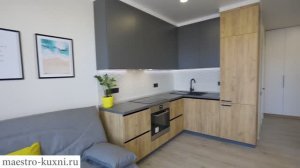 "Тёплая" древесная кухня со встроенным холодильником