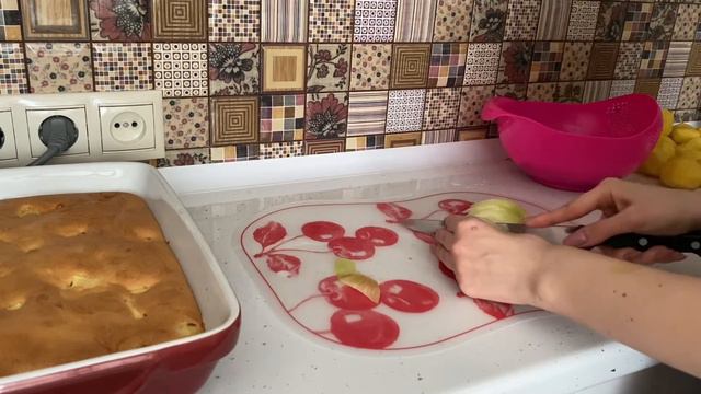 ВЛОГ / VLOG: День готовки: вкусная шарлотка, картофель по деревенски и мясо с грибами в духовке!