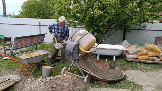 В Белгородском доме кирпичом выбили окно. Едем в Белгород.До этого проишествия сажаем, заливаем полы