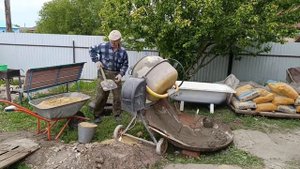 В Белгородском доме кирпичом выбили окно. Едем в Белгород.До этого проишествия сажаем, заливаем полы