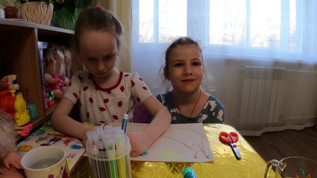 Подружки Ника и Лера рисуют вместе!