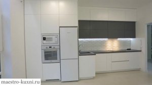 Кухня с антресолями и выдвижными розетками в столешнице