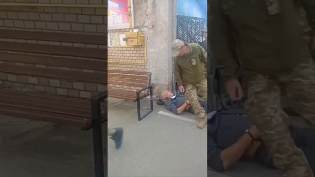 В Харькове военкомы втроём избили лежащего мужчину, а потом увезли его на легковушке