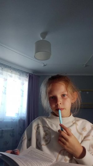 делаю уроки👍🏼✨