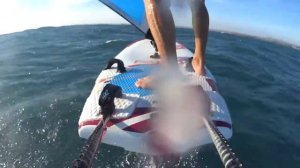 Windsurf Foiling downwind waveriding. Катание на виндсерфинге с фойлом на волнах вниз по ветру.