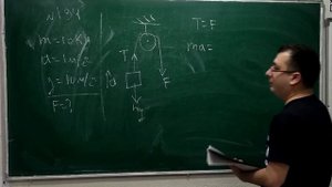 К одному концу нерастяжимой веревки, перекинутой че-рез блок, подвешен груз массой 10 кг