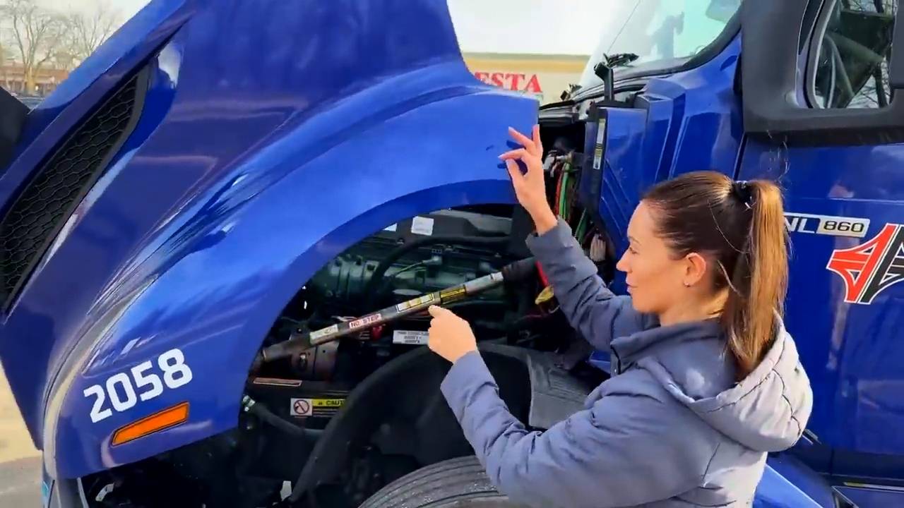 Анька дальнобойщица забрала свой грузовик из сервиса и готовится выезжать в рейс