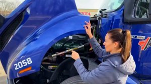 Анька дальнобойщица забрала свой грузовик из сервиса и готовится выезжать в рейс