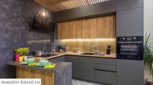 Кухня с антресолями в частном доме с панорамной крышей