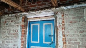 Во время ремонта потолок обрушился на наши головы. Собираем г... по всей области.