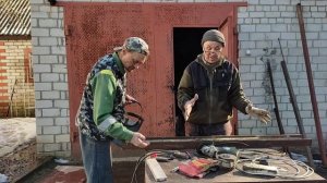 Изготавливаем столбики. Уборка в будущем загоне.