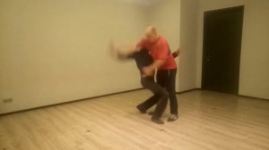 Показ работы ног при защите от ударов.