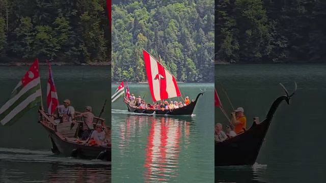 Абхазия, на лодке по озеру Рица. Abkhazia, by boat on Lake Ritsa. #сухум #абхазия #озерорица