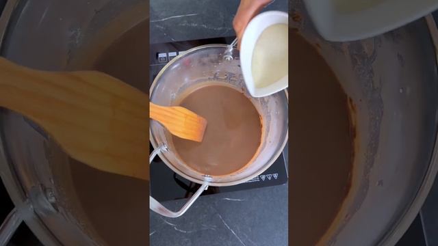Шоколадный десерт с мандарином