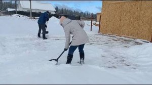 Нас завалило снегом. Откапываемся, проверяем колодец