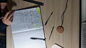 Две частицы имеют массы 4 и 5 г и заряды 1 и –1 мкКл