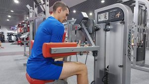 Махи в стороны в тренажёре