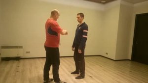 Две ситуации. 1. Вес в ноге держал до конца. 2.Вес убрал и был сбит с ног.