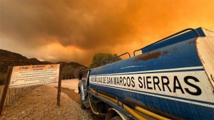 Аргентину охватили лесные пожары, огонь добрался до жилых домов