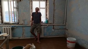 Собираем землянику в лесу около дома. Подарок от подписчика. Видео от родителей. Демонтируем двери.