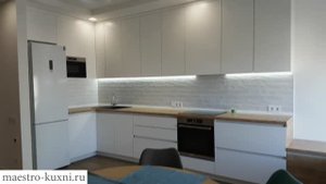 Белая кухня с тумбой под батарею