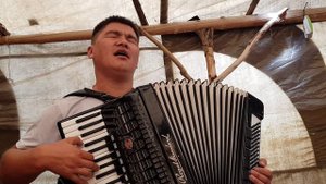 519...Жайлоодон ыр белек