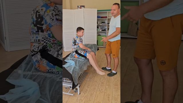 ТРАВМА КОЛЕНА, ВЫЗЫВАЕТ СЛАБОСТЬ МЫШЦ И БОЛИ ВО ВРЕМЯ ХОТЬБЫ.