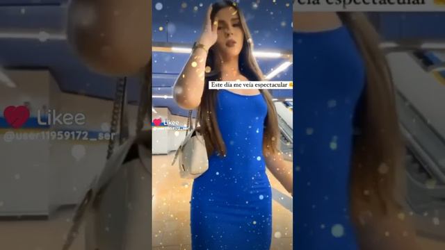 Танцующая девушка в блеске в красивом платье.