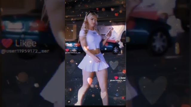 Танцующие модные девушки с отображением ихнего вида.