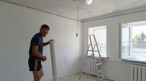 Уложили линолеум.Клеим обои.Спешим доделать ремонт.От жары в огороде все вянет,даже полив не спасает