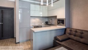 Глянцевая кухня с полуостровом и посудомоечной машиной