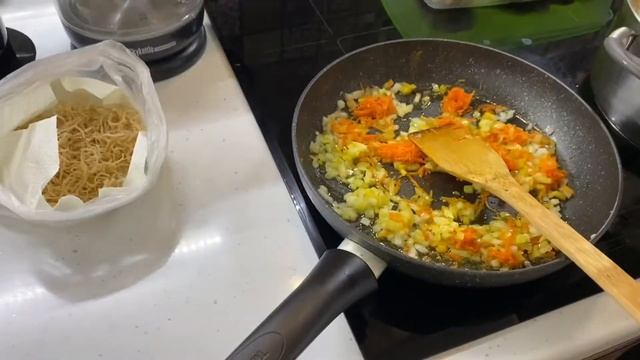 ВЛОГ: Готовлю домашние бургеры , вкусный салат , суп с лапшой !