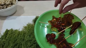 Занимаемся покраской. Обрываем стрелки у чеснока. Привет из Новосибирска от родителей!