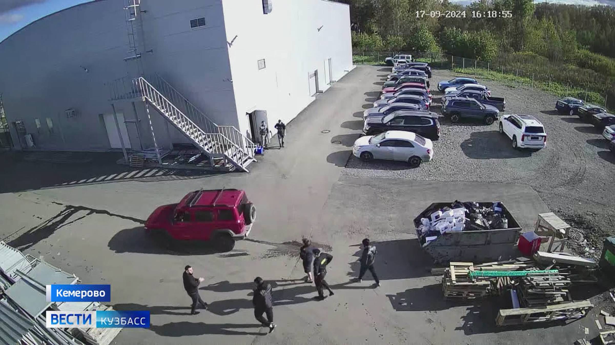 Беспредел на парковке кемеровского автосалона: большой репортаж «Вестей»