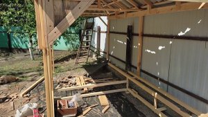 Незаметно пробрались в утятник. Папа делает заготовки перед отъездом.