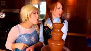 Человек-паук и Холодное сердце Эльза ❤ его друзья устраивают простую шоколадную вечеринку 😍