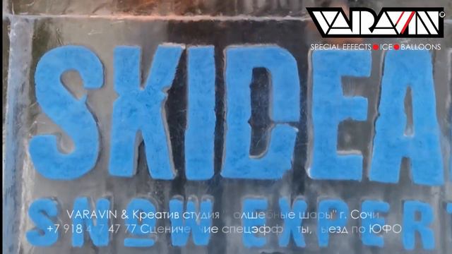 Логотип SKIDEAL изо льда с вмороженными сувенирами. Сочи. Роза Хутор. 2020