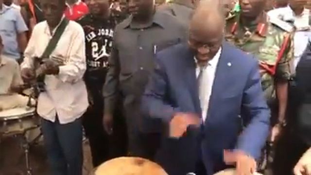 #Tanzania presidenr #Magufuli playing drums смотреть онлайн