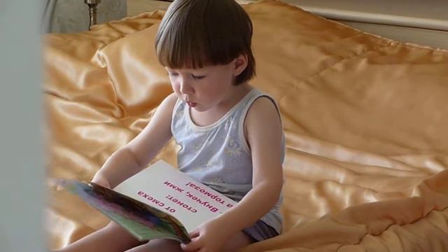 Мама подглядывает, как читает ее умничка Аким (2 года и 7 мес)