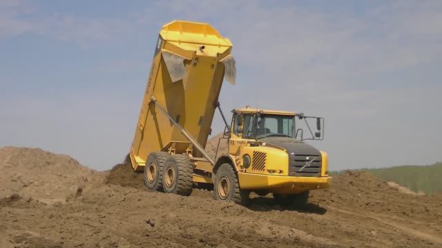 Шарнирно-сочлененный самосвал Volvo A30E смотреть онлайн