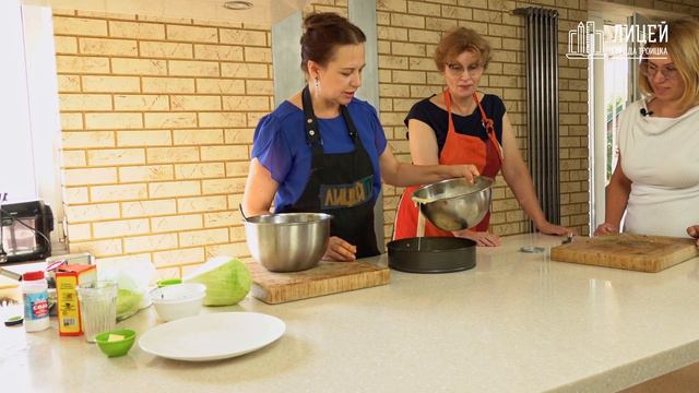 На кухне с директором. Выпуск 10. Пирог с капустой и салат с баклажанами.