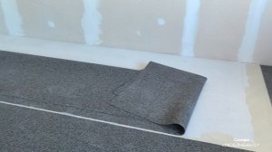 Укладка регупола рулонного покрытия из резиновой крошки.