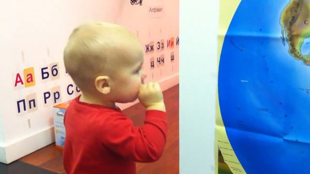 Умничка Марк (1 год и 1 мес) показывает страны