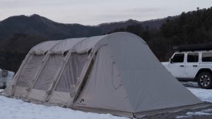 ❄️ Одиночный поход в горячей гигантской воздушной палатке в снежный день.