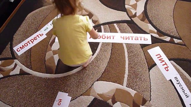 Умничка Мелания (1 год и 10 мес) читает словосочетания