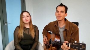 Играю и пою популярные песни под гитару
