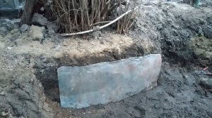 Роем с детьми пруд на участке своими руками применяя ПВХ пленку. Для карасей и нимфей